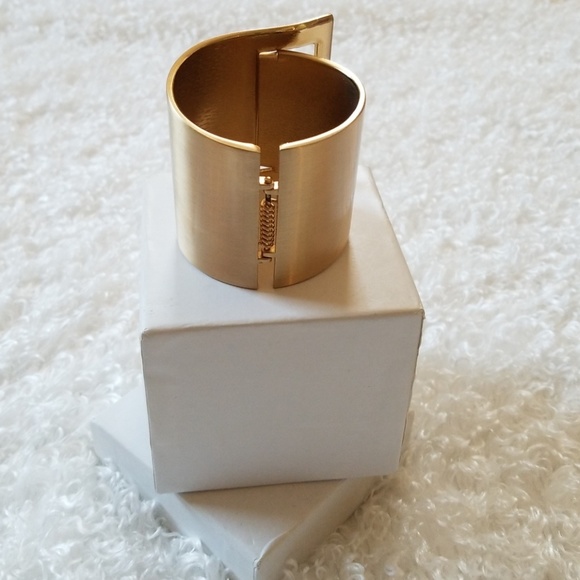 Gold cuff bracelet - Picture 2 of 3